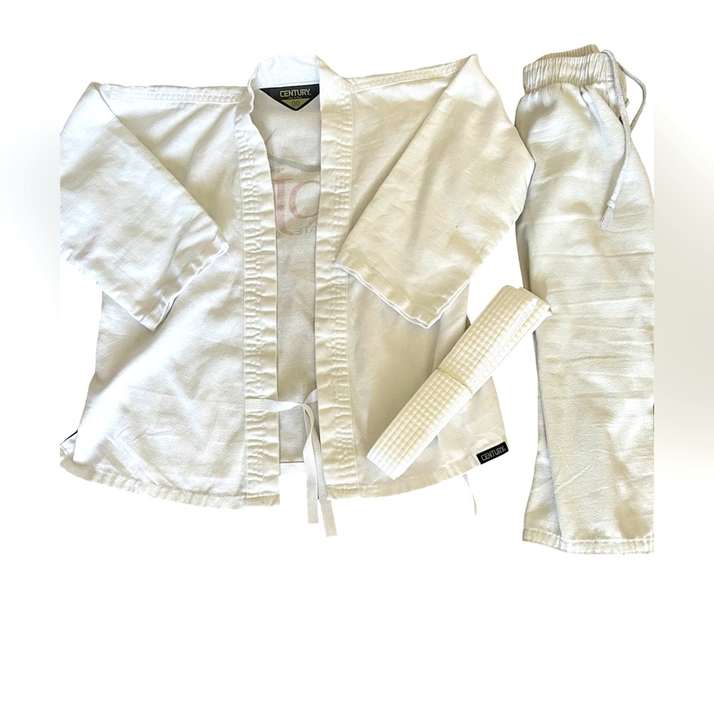 Century 3 piece karate uniform for kids with belt. White. Size : 00. GUC.
